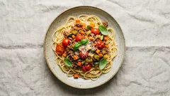 Lohduttavaa ruokaa ilman ähkyä: kevyempi bolognese täysjyvälingsujen kera