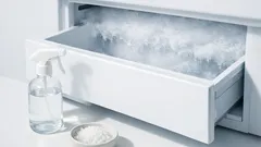 Näin sulatat pakastimen nopeasti: suola ja etikka irrottavat jään ilman rapsuttelua