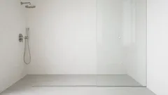 Allaton suihku kylpyhuoneeseen: näin onnistut kaadoissa ja vedeneristyksessä